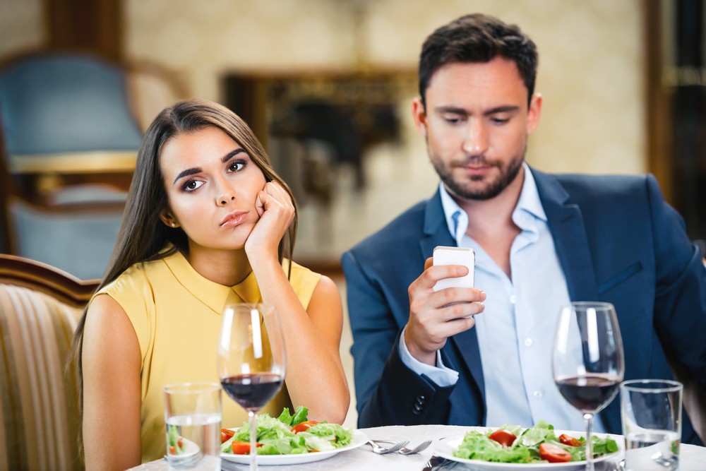 Woman upset about man on social media on date in restaurant