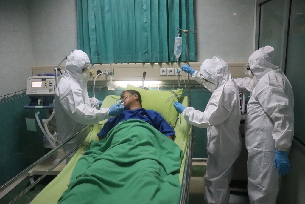 Doctors treating a patient with covid-19